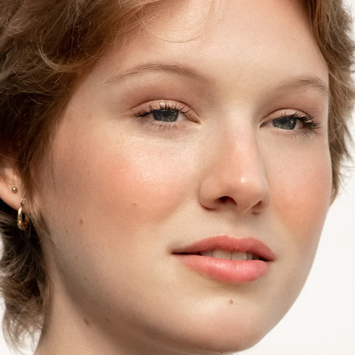 Four Steps on How To Apply Bronzer Like a Pro - RMS Beauty
