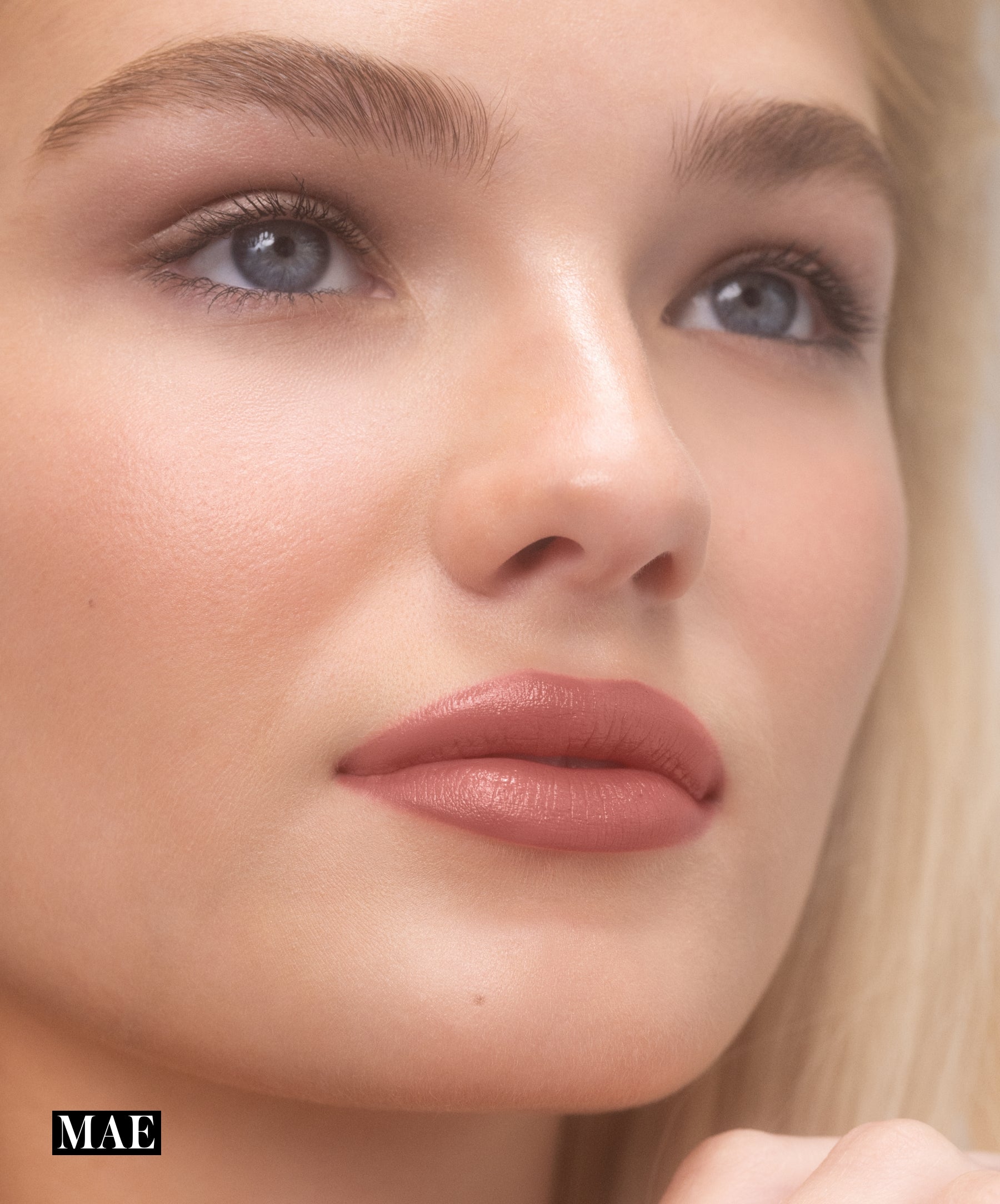 Legendary Serum Lipstick: The Nudes in shade Mae