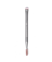 Back2Brow Brush a dual-sided eyebrow brush. The top is plush, dense brush it sweeps powder easily through the brow for a full, natural look. The spoolie end helps diffuse, shape and blend, for a soft effect. 
